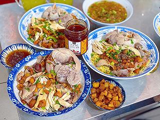 Nghiện ăn cay nên kẹp nách SA TẾ NANA đi ăn HỦ TIẾU GÀ lừng danh hơn 30 năm quận 4 - ảnh 1 nghien an cay nen kep nach sa te nana di an hu tieu ga lung danh hon 30 nam quan 4 - anh 1