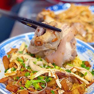 Nghiện ăn cay nên kẹp nách SA TẾ NANA đi ăn HỦ TIẾU GÀ lừng danh hơn 30 năm quận 4 - ảnh 2 nghien an cay nen kep nach sa te nana di an hu tieu ga lung danh hon 30 nam quan 4 - anh 2