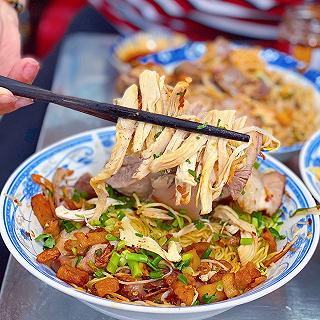 Nghiện ăn cay nên kẹp nách SA TẾ NANA đi ăn HỦ TIẾU GÀ lừng danh hơn 30 năm quận 4 - ảnh 6 nghien an cay nen kep nach sa te nana di an hu tieu ga lung danh hon 30 nam quan 4 - anh 6