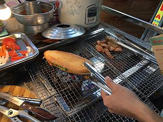 ĐỘC ĐÁO BÁNH MÌ SƯỜN BÌ CHẢ ???? - ảnh 5 doc dao banh mi suon bi cha ???? - anh 5