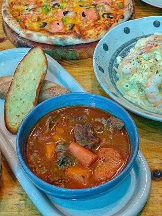 MÚA MÌ THÌ XEM QUEN ÒY, NAY VỪA ĂN VỪA XEM MÚA PIZZA NHA QUÝ DỊ 😌 - ảnh 3 mua mi thi xem quen oy, nay vua an vua xem mua pizza nha quy di 😌 - anh 3