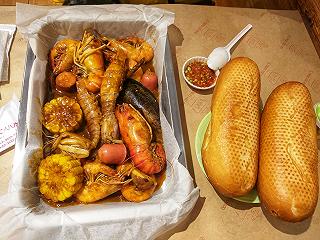Cuộc chiến của những chú hải sản trong sốt Cajun - ảnh 1 cuoc chien cua nhung chu hai san trong sot cajun - anh 1