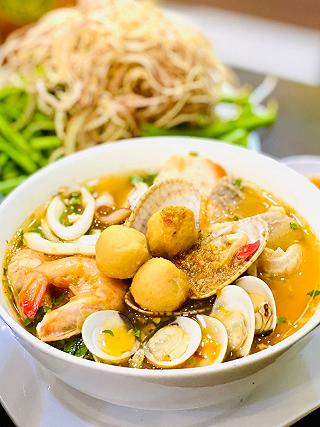 Đi Saigon ăn Bún Cay “ xém “ Thái - ảnh 2 di saigon ăn bún cay “ xém “ thái - anh 2