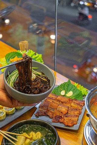 ĐI ĂN MÌ TƯƠNG ĐEN MÀ LỠ MÊ MÓN THỊT NƯỚNG QUÁ GIỜ LÀM SAO!!! - ảnh 3 di an mi tuong den ma lo me mon thit nuong qua gio lam sao!!! - anh 3