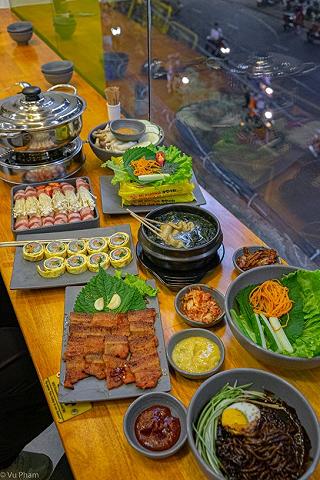ĐI ĂN MÌ TƯƠNG ĐEN MÀ LỠ MÊ MÓN THỊT NƯỚNG QUÁ GIỜ LÀM SAO!!! - ảnh 1 di an mi tuong den ma lo me mon thit nuong qua gio lam sao!!! - anh 1