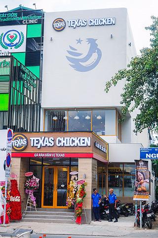 TEXAS CHICKEN PHAN VĂN TRỊ KHAI TRƯƠNG VỚI DIỆN MẠO HOÀN TOÀN MỚI - ảnh 1 texas chicken phan van tri khai truong voi dien mao hoan toan moi - anh 1