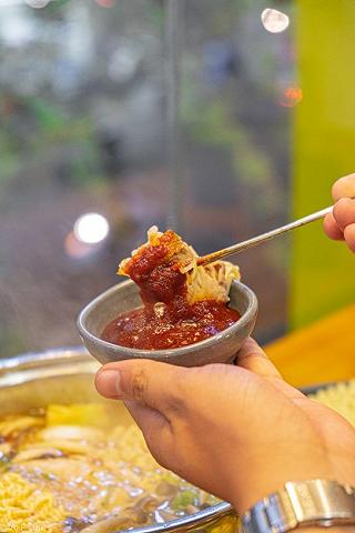 ĐI ĂN MÌ TƯƠNG ĐEN MÀ LỠ MÊ MÓN THỊT NƯỚNG QUÁ GIỜ LÀM SAO!!! - ảnh 4 di an mi tuong den ma lo me mon thit nuong qua gio lam sao!!! - anh 4