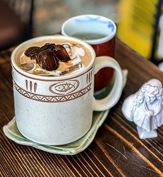 TIỆM CAFE SÁCH RETRO LÀM MÊ MẨN NHỮNG TÍN ĐỒ NGHỆ THUẬT - THE XI CAFE - ảnh 6 tiem cafe sach retro lam me man nhung tin do nghe thuat - the xi cafe - anh 6
