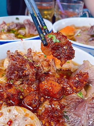 Ai "Đạo bún bò" thì đừng nên bỏ qua BÚN BÒ SƯỜN SỤN có SA TẾ TÓP MỠ thơm cay xé họng - ảnh 6 ai "dao bun bo" thi dung nen bo qua bun bo suon sun co sa te top mo thom cay xe hong - anh 6