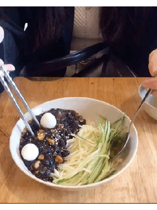 Mỳ Tương Đen Hàn Quốc Nhưng Ăn Tại Việt Nam - ảnh 1 my tuong den han quoc nhung an tai viet nam - anh 1