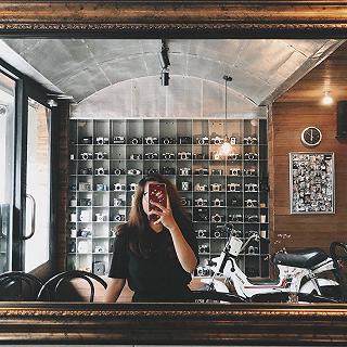 Tiệm cafe máy phim siêu xinh xẻo núp hẻm quận 1 - ảnh 2 tiem cafe may phim sieu xinh xeo nup hem quan 1 - anh 2