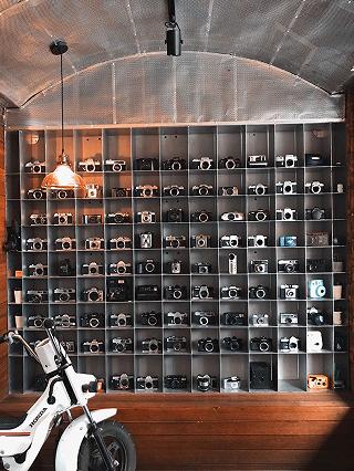 Tiệm cafe máy phim siêu xinh xẻo núp hẻm quận 1 - ảnh 3 tiem cafe may phim sieu xinh xeo nup hem quan 1 - anh 3
