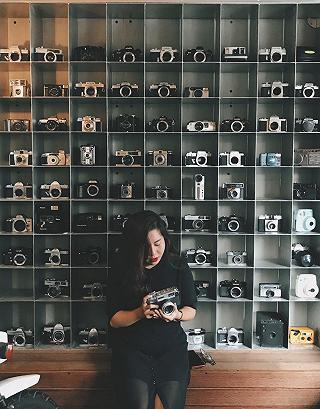 Tiệm cafe máy phim siêu xinh xẻo núp hẻm quận 1 - ảnh 1 tiem cafe may phim sieu xinh xeo nup hem quan 1 - anh 1