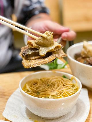 Thưởng thức nồi lẩu bò FULL TOPPING thượng hạng tại Quán Thằng Đậu - ảnh 6 thuong thuc noi lau bo full topping thuong hang tai quan thang dau - anh 6