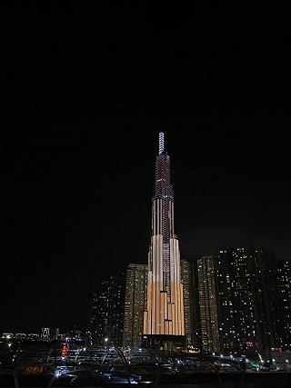 Quán chill ở sân thượng - phóng tầm nhìn Landmark 81 - ảnh 1 quan chill o san thuong - phong tam nhin landmark 81 - anh 1