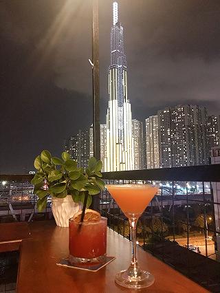 Quán chill ở sân thượng - phóng tầm nhìn Landmark 81 - ảnh 4 quan chill o san thuong - phong tam nhin landmark 81 - anh 4