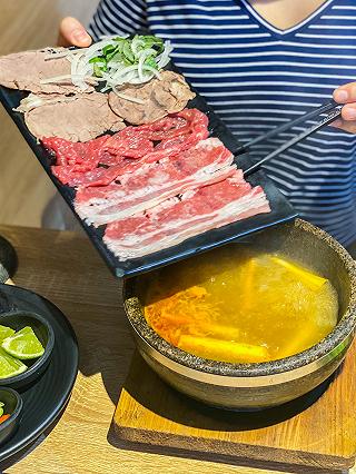 Thưởng thức món Bún Bò Thố Đá sôi ùng ục đánh tan cái lạnh mùa mưa - ảnh 3 thuong thuc mon bun bo tho da soi ung uc danh tan cai lanh mua mua - anh 3