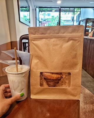MỘT QUÁN CAFE NHỎ TONE NÂU NHẸ NHÀNG ^^ - ảnh 5 mot quan cafe nho tone nau nhe nhang ^^ - anh 5