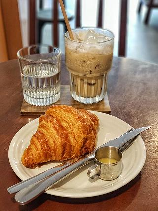 MỘT QUÁN CAFE NHỎ TONE NÂU NHẸ NHÀNG ^^ - ảnh 1 mot quan cafe nho tone nau nhe nhang ^^ - anh 1