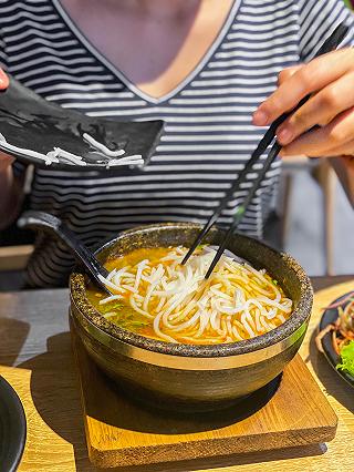 Thưởng thức món Bún Bò Thố Đá sôi ùng ục đánh tan cái lạnh mùa mưa - ảnh 4 thuong thuc mon bun bo tho da soi ung uc danh tan cai lanh mua mua - anh 4