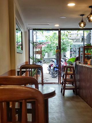 MỘT QUÁN CAFE NHỎ TONE NÂU NHẸ NHÀNG ^^ - ảnh 4 mot quan cafe nho tone nau nhe nhang ^^ - anh 4