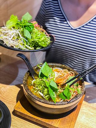 Thưởng thức món Bún Bò Thố Đá sôi ùng ục đánh tan cái lạnh mùa mưa - ảnh 5 thuong thuc mon bun bo tho da soi ung uc danh tan cai lanh mua mua - anh 5