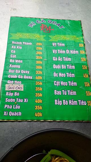 MÌ GÀ QUAY ĐÔNG HƯNG NỔI BẬT VỚI TÔ MÌ NÓNG HỔI VÀ GÀ QUAY VÀNG ÓNG HẤP DẪN