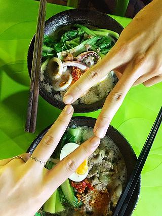 Mì gọt chua cay độc đáo giữa trời mưa Sài Gòn - ảnh 2 mi got chua cay doc dao giua troi mua sai gon - anh 2