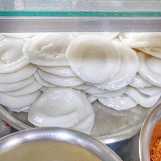 Gợi nhớ hương vị Miền Tây với hàng BÁNH TẰM BÌ ĐỒNG THÁP nức tiếng Sài Gòn - ảnh 5 goi nho huong vi mien tay voi hang banh tam bi dong thap nuc tieng sai gon - anh 5