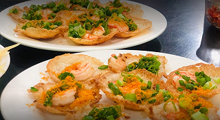 Tôm chà rắc lên quán bánh khọt Phan Thiết - ảnh 1 tom cha rac len quan banh khot phan thiet - anh 1
