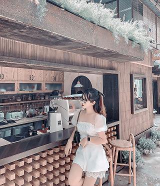 𝐓𝐡𝐞̂𝐦 𝟏 𝐭𝐢𝐞̣̂𝐦 𝐜𝐚𝐟𝐞 𝐭𝐫𝐨𝐧𝐠 𝐜𝐨𝐧 𝐧𝐠𝐨̃ 𝐧𝐠𝐨̉ 𝐱𝐢𝐧𝐡 𝐨̛̉ Đ𝐚̣̆𝐧𝐠 𝐕𝐚̆𝐧 𝐍𝐠𝐮̛̃ - ảnh 3 𝐓𝐡𝐞̂𝐦 𝟏 𝐭𝐢𝐞ô𝐦 𝐜𝐚𝐟𝐞 𝐭𝐫𝐨𝐧𝐠 𝐜𝐨𝐧 𝐧𝐠𝐨̃ 𝐧𝐠𝐨̉ 𝐱𝐢𝐧𝐡 𝐨̛̉ d𝐚ŏ𝐧𝐠 𝐕𝐚̆𝐧 𝐍𝐠𝐮̛̃ - anh 3