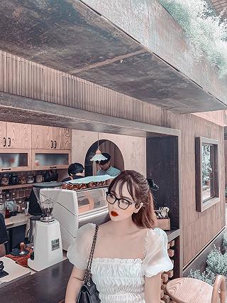 𝐓𝐡𝐞̂𝐦 𝟏 𝐭𝐢𝐞̣̂𝐦 𝐜𝐚𝐟𝐞 𝐭𝐫𝐨𝐧𝐠 𝐜𝐨𝐧 𝐧𝐠𝐨̃ 𝐧𝐠𝐨̉ 𝐱𝐢𝐧𝐡 𝐨̛̉ Đ𝐚̣̆𝐧𝐠 𝐕𝐚̆𝐧 𝐍𝐠𝐮̛̃ - ảnh 4 𝐓𝐡𝐞̂𝐦 𝟏 𝐭𝐢𝐞ô𝐦 𝐜𝐚𝐟𝐞 𝐭𝐫𝐨𝐧𝐠 𝐜𝐨𝐧 𝐧𝐠𝐨̃ 𝐧𝐠𝐨̉ 𝐱𝐢𝐧𝐡 𝐨̛̉ d𝐚ŏ𝐧𝐠 𝐕𝐚̆𝐧 𝐍𝐠𝐮̛̃ - anh 4