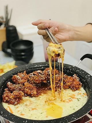 TRỜI LẠNH LẠNH ĐI ĂN GÀ PHÔ MAI THÌ HẾT SẢY🍗🧀 - ảnh 2 troi lanh lanh di an ga pho mai thi het say🍗🧀 - anh 2