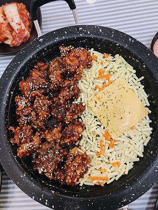 TRỜI LẠNH LẠNH ĐI ĂN GÀ PHÔ MAI THÌ HẾT SẢY🍗🧀 - ảnh 5 troi lanh lanh di an ga pho mai thi het say🍗🧀 - anh 5