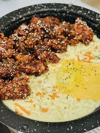 TRỜI LẠNH LẠNH ĐI ĂN GÀ PHÔ MAI THÌ HẾT SẢY🍗🧀 - ảnh 3 troi lanh lanh di an ga pho mai thi het say🍗🧀 - anh 3