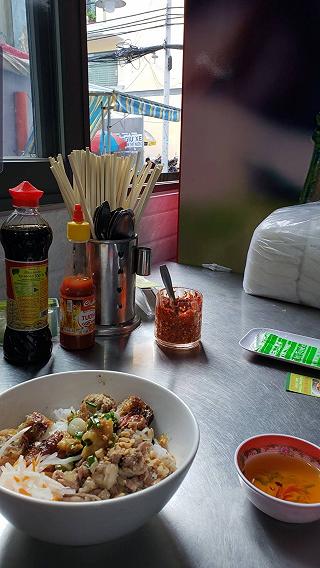 BÚN THỊT NƯỚNG ĐẬM ĐÀ VÀ NƯỚC MẮM CHUA CAY THỬ LIỀN TAY - ảnh 2 bun thit nuong dam da va nuoc mam chua cay thu lien tay - anh 2