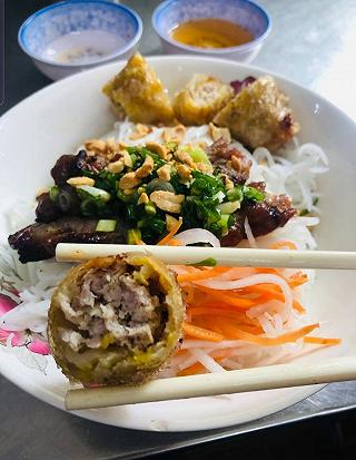 BÚN THỊT NƯỚNG ĐẬM ĐÀ VÀ NƯỚC MẮM CHUA CAY THỬ LIỀN TAY - ảnh 1 bun thit nuong dam da va nuoc mam chua cay thu lien tay - anh 1