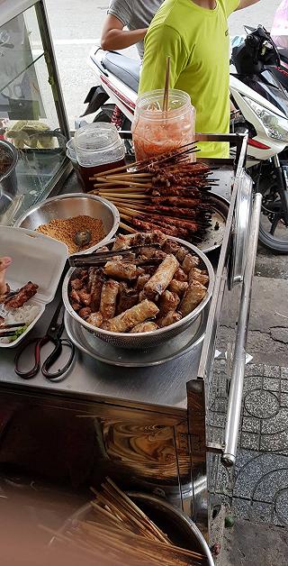 BÚN THỊT NƯỚNG ĐẬM ĐÀ VÀ NƯỚC MẮM CHUA CAY THỬ LIỀN TAY - ảnh 3 bun thit nuong dam da va nuoc mam chua cay thu lien tay - anh 3