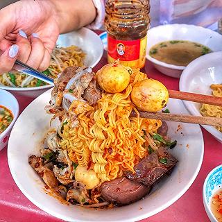 Đã miệng với tô MÌ KHÔ LÒNG GÀ TRỨNG NON vang danh Sài Gòn hơn 30 năm - ảnh 4 da mieng voi to mi kho long ga trung non vang danh sai gon hon 30 nam - anh 4