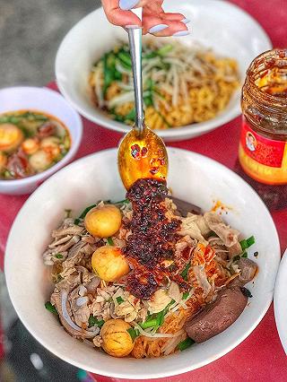 Đã miệng với tô MÌ KHÔ LÒNG GÀ TRỨNG NON vang danh Sài Gòn hơn 30 năm - ảnh 1 da mieng voi to mi kho long ga trung non vang danh sai gon hon 30 nam - anh 1