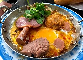 BÁNH MÌ CHẢO ĐẦY ẮP ,NGON XỈU LÊN XỈU XUỐNG - ảnh 1 banh mi chao day ap ,ngon xiu len xiu xuong - anh 1