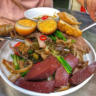 Ngon nức tiếng khu Chợ Lớn “ PHÁ LẤU NGƯỜI TIỀU” không chỗ ngồi vẫn đông khách suốt hai thập kỷ - ảnh 1 ngon nuc tieng khu cho lon “ pha lau nguoi tieu” khong cho ngoi van dong khach suot hai thap ky - anh 1