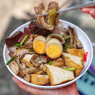 Ngon nức tiếng khu Chợ Lớn “ PHÁ LẤU NGƯỜI TIỀU” không chỗ ngồi vẫn đông khách suốt hai thập kỷ - ảnh 2 ngon nuc tieng khu cho lon “ pha lau nguoi tieu” khong cho ngoi van dong khach suot hai thap ky - anh 2