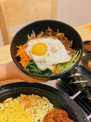TAN CHẢY CÙNG CHẢO GÀ PHÔ MAI SIÊU HẤP DẪN - ảnh 5 tan chảy cùng chảo gà phô mai siêu hấp dẫn - anh 5