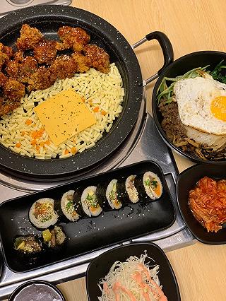 TAN CHẢY CÙNG CHẢO GÀ PHÔ MAI SIÊU HẤP DẪN - ảnh 2 tan chảy cùng chảo gà phô mai siêu hấp dẫn - anh 2