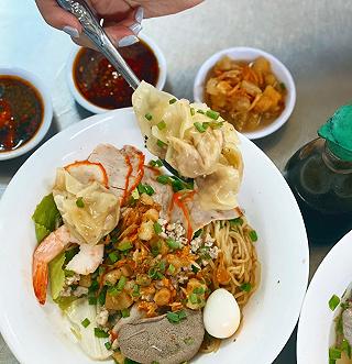 Hơn 60 năm “không ngủ” HÀNG HỦ TIẾU 3 THẾ HỆ ngày bán hàng trăm vắt mì - ảnh 2 hon 60 nam “khong ngu” hang hu tieu 3 the he ngay ban hang tram vat mi - anh 2