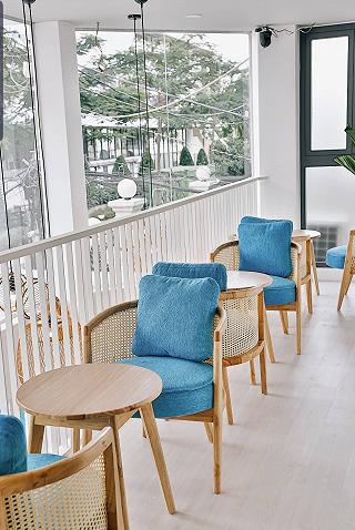 ĐI UỐNG CÀ PHÊ MÀ TƯỞNG ĐÂU ĐANG DU LỊCH BIỂN ĐỊA TRUNG HẢI VẬY Á - ảnh 3 di uong ca phe ma tuong dau dang du lich bien dia trung hai vay a - anh 3