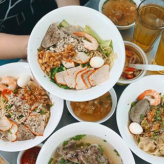 Hơn 60 năm “không ngủ” HÀNG HỦ TIẾU 3 THẾ HỆ ngày bán hàng trăm vắt mì - ảnh 1 hon 60 nam “khong ngu” hang hu tieu 3 the he ngay ban hang tram vat mi - anh 1