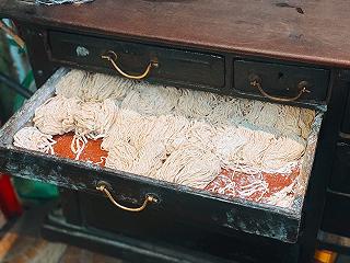 Hơn 60 năm “không ngủ” HÀNG HỦ TIẾU 3 THẾ HỆ ngày bán hàng trăm vắt mì - ảnh 4 hon 60 nam “khong ngu” hang hu tieu 3 the he ngay ban hang tram vat mi - anh 4