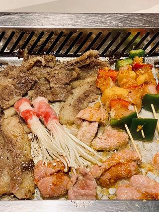 Tiệc tùng cuối ngày với Buffet lẩu nướng - ảnh 3 tiec tung cuoi ngay voi buffet lau nuong - anh 3